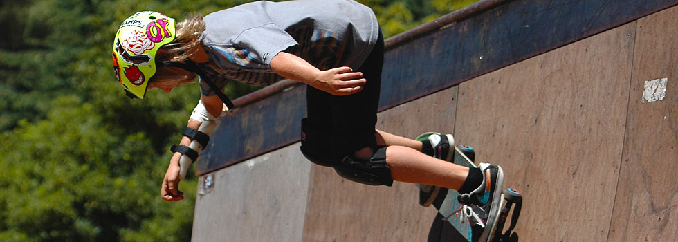 Foto de Niño con skate en halfpipe